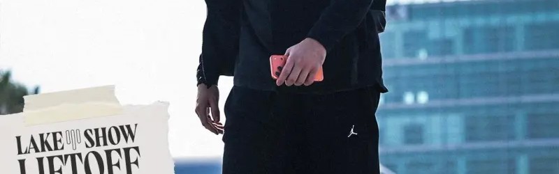 百家乐规则-湖人社媒分享球员奔赴休斯顿的登机照片组图，东契奇出镜