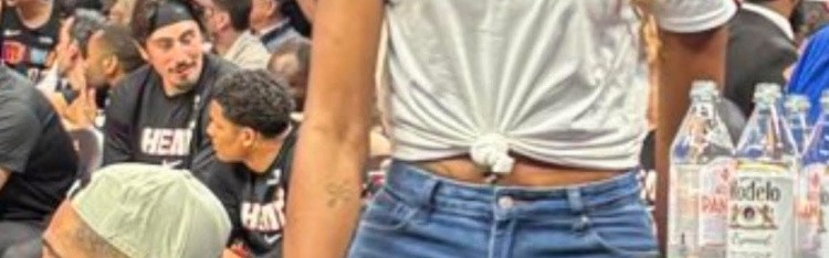 Baccarat-声援男友！阿贾·威尔逊穿趣味T恤：张伯伦、阿德巴约、科比