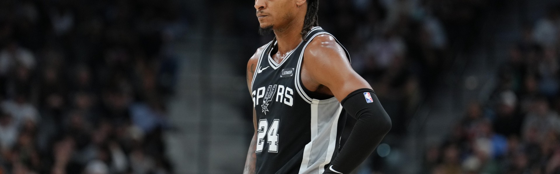 火力靠谱！瓦塞尔半场7中5拿全队最高15分 三分4中3